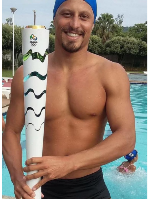 Osmar Lanes com a tocha da olimpíada do Rio 2016